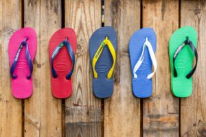 havaianas femininas com tiras no calcanhar