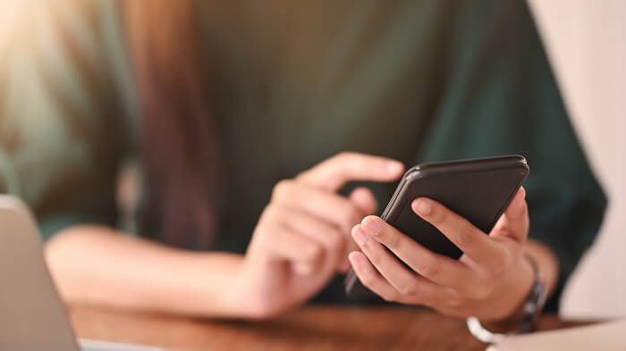 Mãos femininas segurando smartphone
