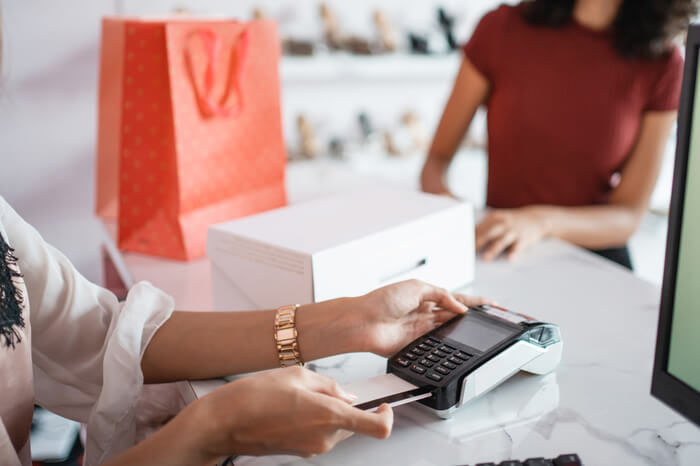 cliente pagando o produto que comprou