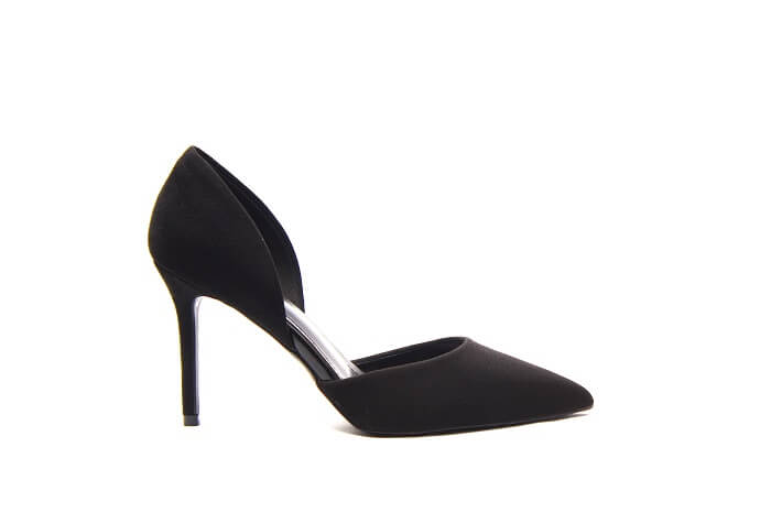 Scarpin preto em fundo branco