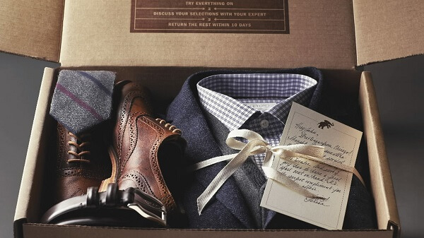 Caixa com sapatos e roupas masculina