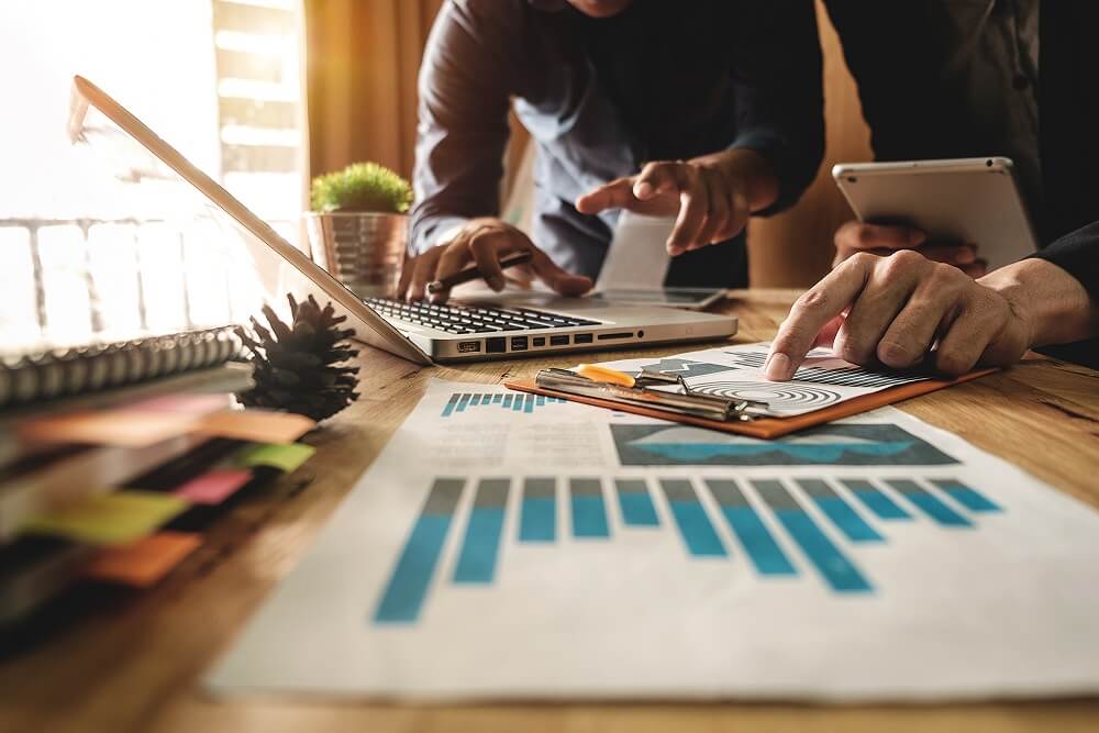 Duas pessoas planejando ações para Dia do Cliente