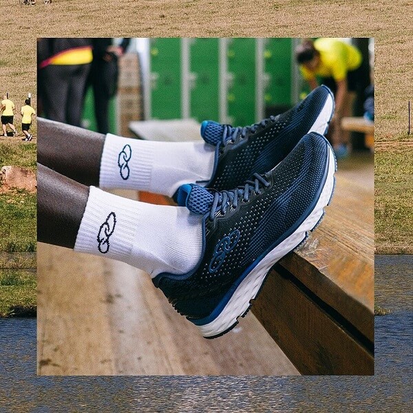 Um belo tênis da Olympikus para treino Tênis de treino azul da Olympikus em close nos pés apoiados em um banco