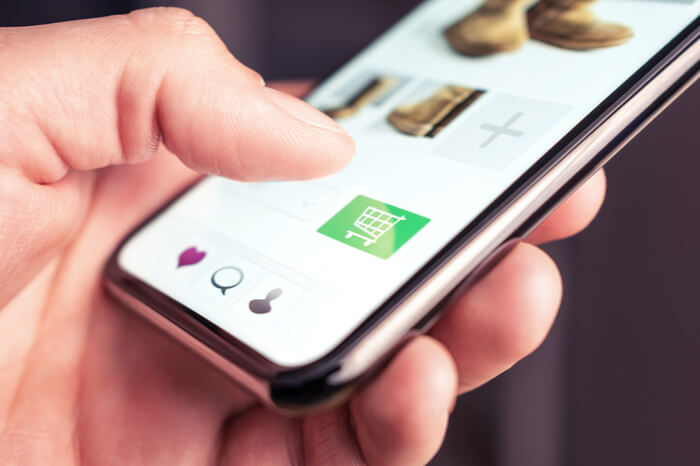 cliente fazendo compras online