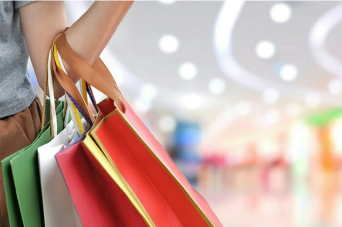 mulher com sacolas de compras
