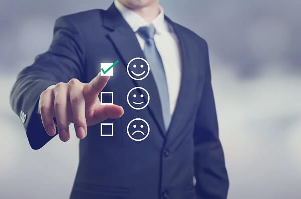 Faça pesquisas para saber a opinião do cliente sobre a sua loja Homem clicando na alternativa de satisfeito