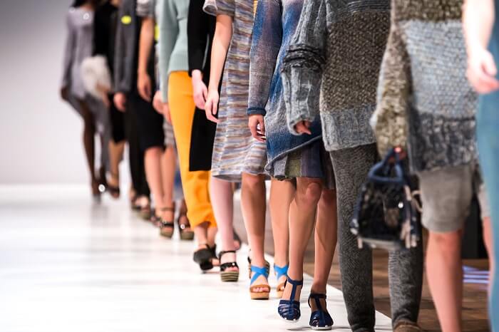 Passarela de moda com modelos desfilando