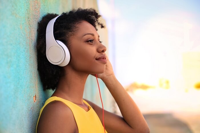 Mulher negra com headphone branco