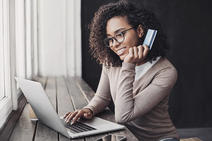 Mulher negra fazendo compras online
